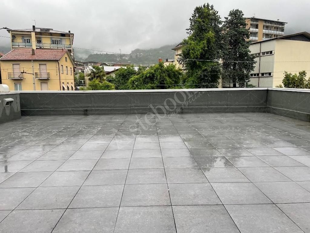 Box unico - Complesso direzionale con quattro uffici al rustico e beni mobili in Mandello del Lario