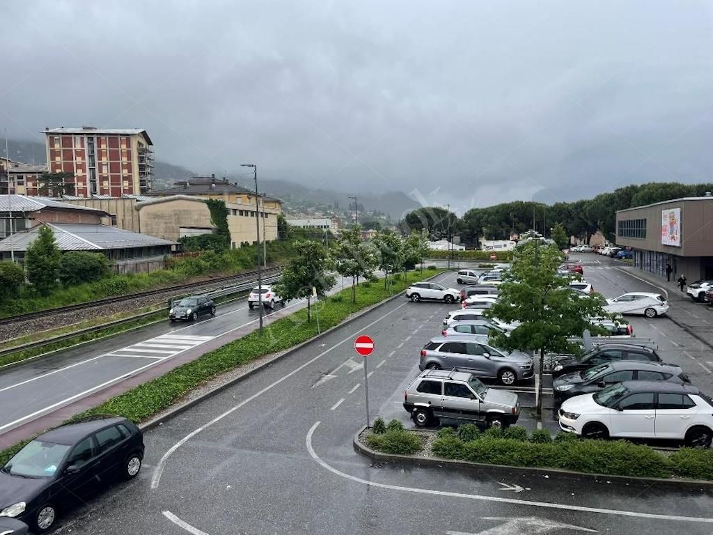 Box unico - Complesso direzionale con quattro uffici al rustico e beni mobili in Mandello del Lario