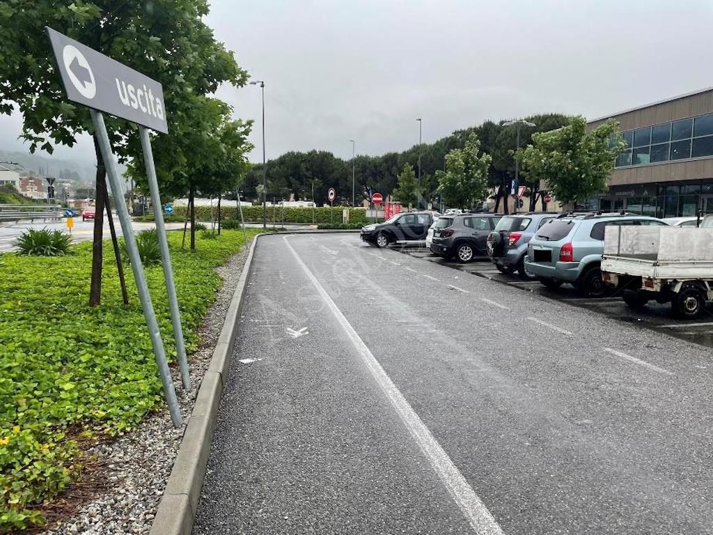 Box unico - Complesso direzionale con quattro uffici al rustico e beni mobili in Mandello del Lario