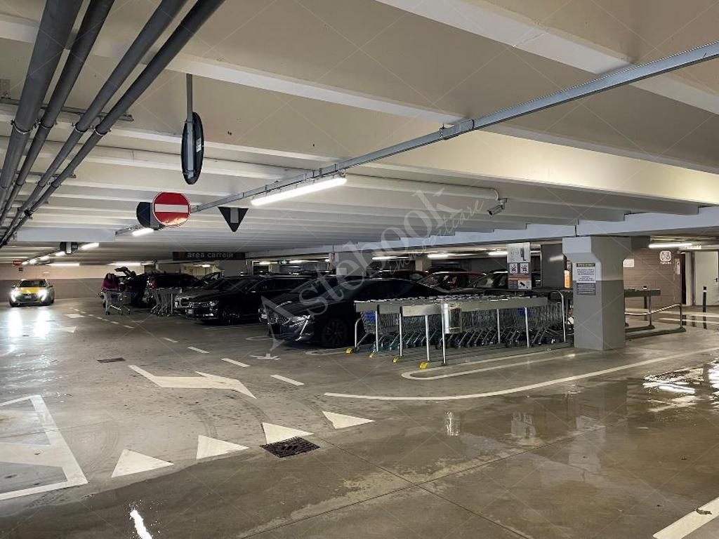 Box unico - Complesso direzionale con quattro uffici al rustico e beni mobili in Mandello del Lario