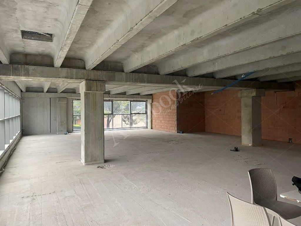 Box unico - Complesso direzionale con quattro uffici al rustico e beni mobili in Mandello del Lario