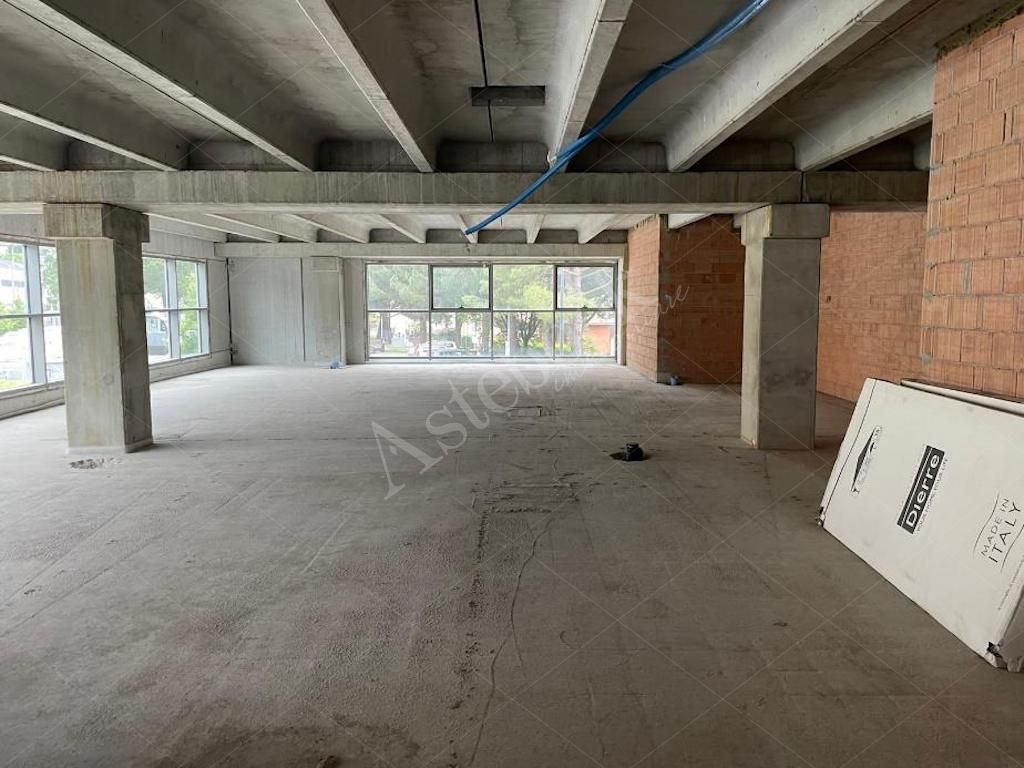 Box unico - Complesso direzionale con quattro uffici al rustico e beni mobili in Mandello del Lario