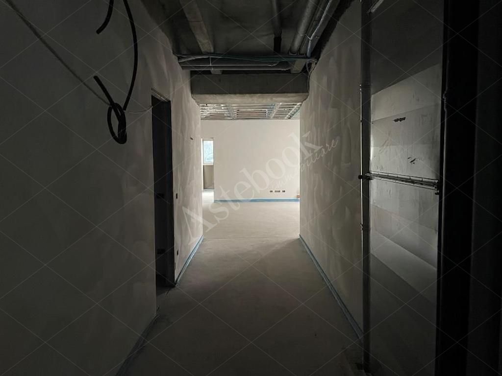 Box A - Complesso direzionale con tre uffici al rustico e beni mobili in Mandello del Lario