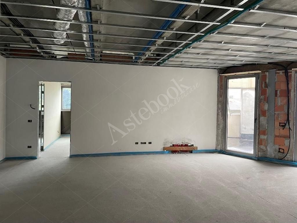 Box A - Complesso direzionale con tre uffici al rustico e beni mobili in Mandello del Lario