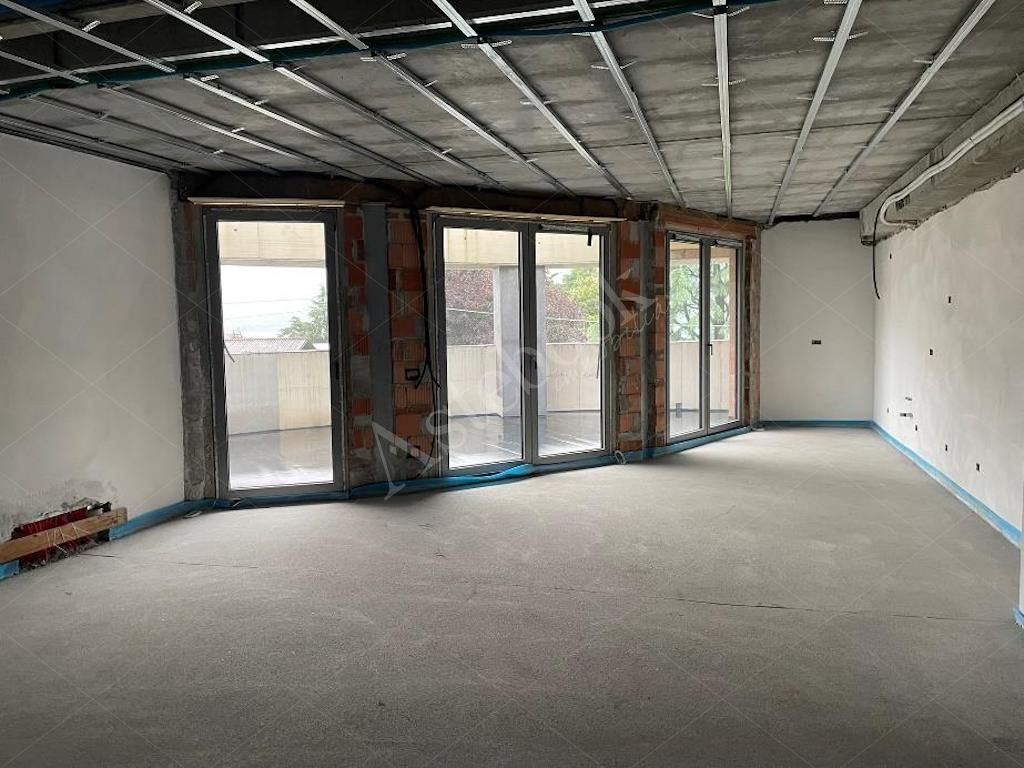 Box A - Complesso direzionale con tre uffici al rustico e beni mobili in Mandello del Lario