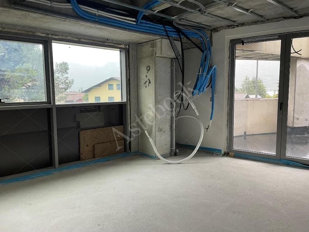 Box A - Complesso direzionale con tre uffici al rustico e beni mobili in Mandello del Lario