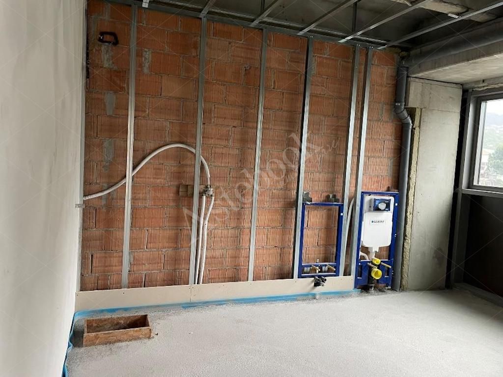 Box A - Complesso direzionale con tre uffici al rustico e beni mobili in Mandello del Lario