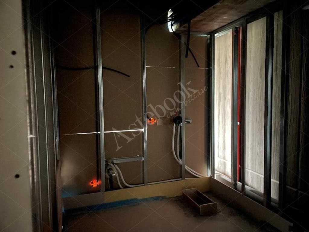 Box A - Complesso direzionale con tre uffici al rustico e beni mobili in Mandello del Lario