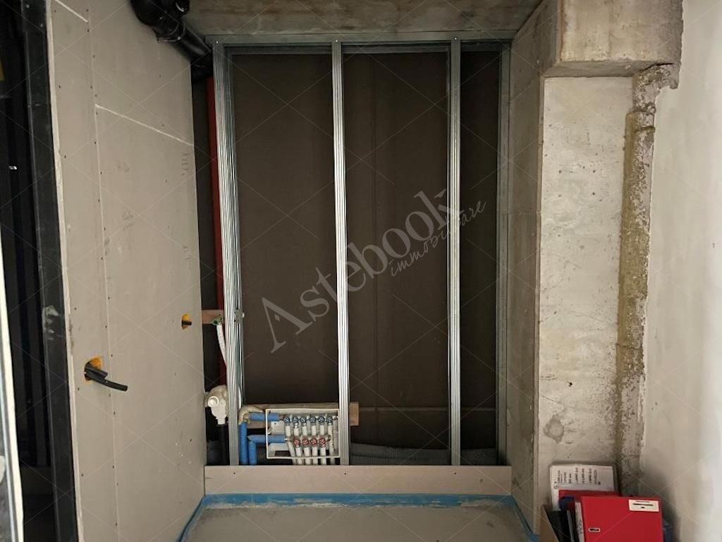 Box A - Complesso direzionale con tre uffici al rustico e beni mobili in Mandello del Lario