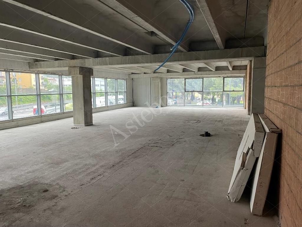 Box A - Complesso direzionale con tre uffici al rustico e beni mobili in Mandello del Lario