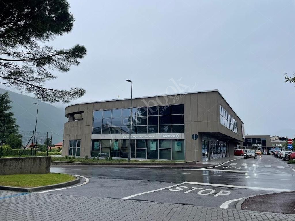 Box A - Complesso direzionale con tre uffici al rustico e beni mobili in Mandello del Lario