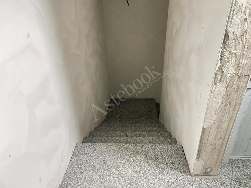 Box A - Complesso direzionale con tre uffici al rustico e beni mobili in Mandello del Lario