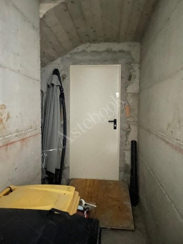 Box B - Ufficio al rustico al primo piano in Mandello del Lario 