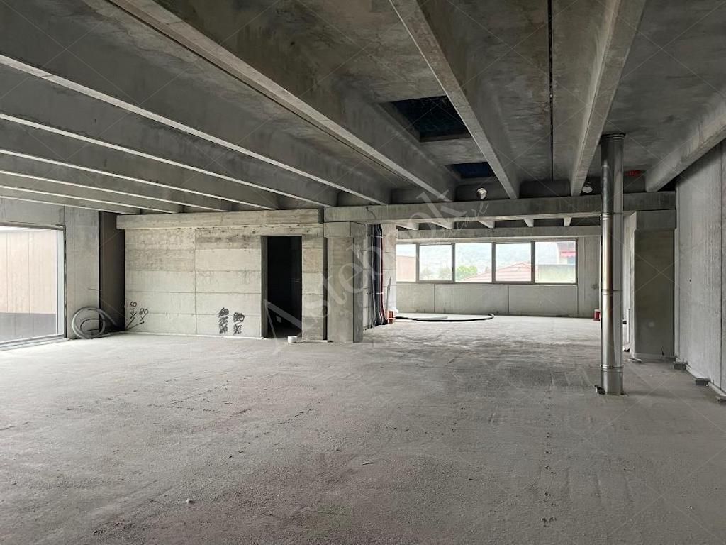 Box B - Ufficio al rustico al primo piano in Mandello del Lario 