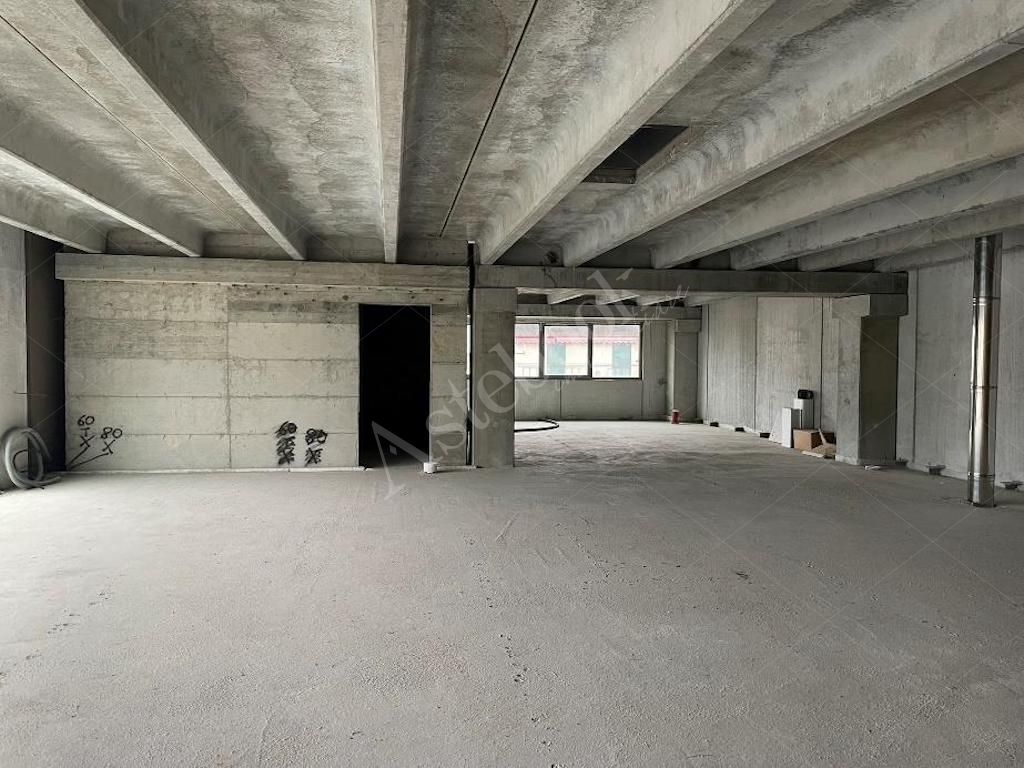 Box B - Ufficio al rustico al primo piano in Mandello del Lario 