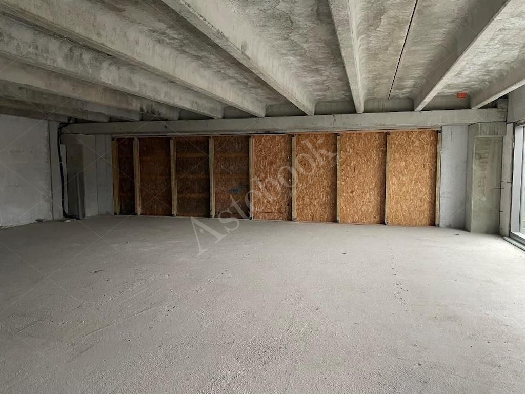 Box B - Ufficio al rustico al primo piano in Mandello del Lario 