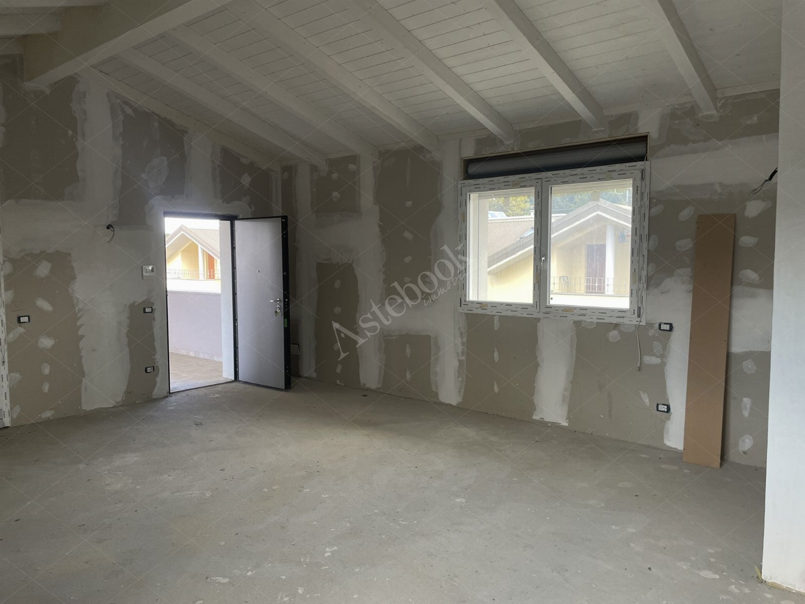 Appartamento al primo piano di 131 mq con box auto in Sulbiate