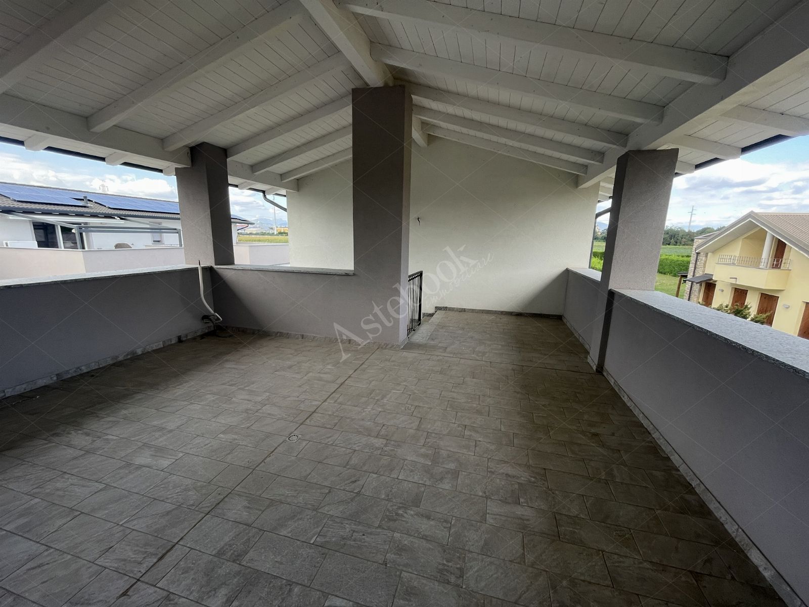 Appartamento al primo piano di 131 mq con box auto in Sulbiate