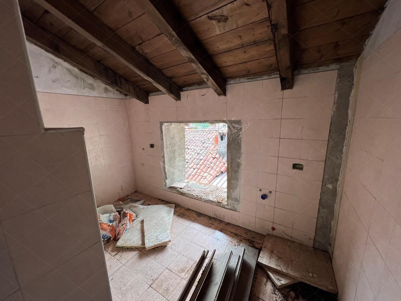 Complesso residenziale al rustico di 242 mq composto da quattro appartamenti e villetta a schiera laterale in Cortenova