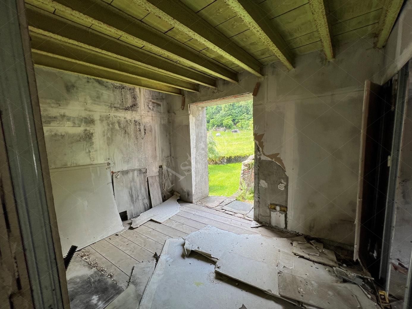 Complesso residenziale al rustico di 242 mq composto da quattro appartamenti e villetta a schiera laterale in Cortenova