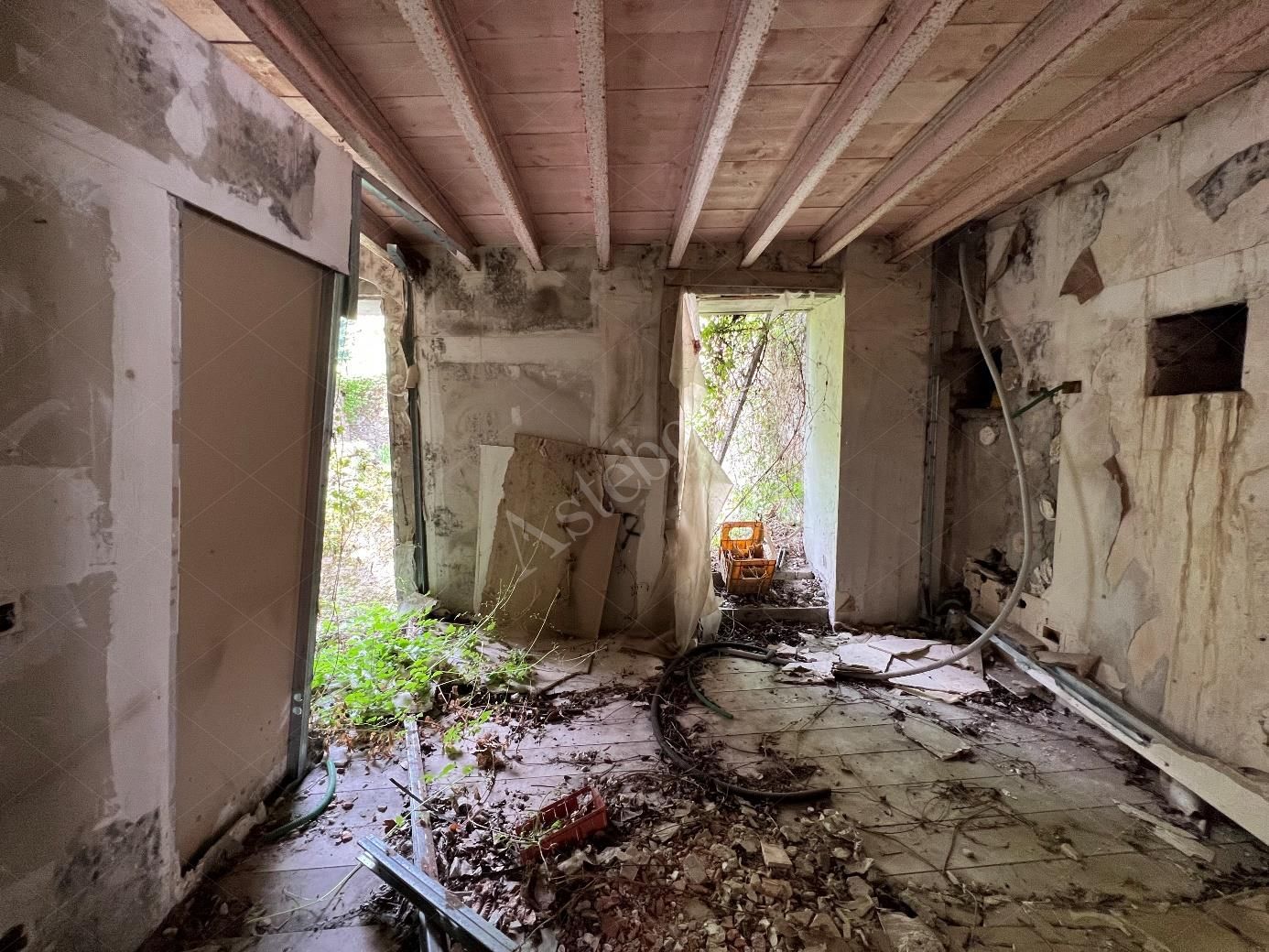 Complesso residenziale al rustico di 242 mq composto da quattro appartamenti e villetta a schiera laterale in Cortenova