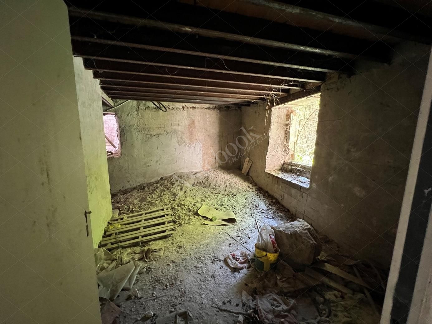 Complesso residenziale al rustico di 242 mq composto da quattro appartamenti e villetta a schiera laterale in Cortenova