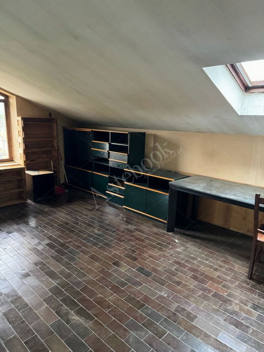 appartamento in Casatenovo, via San Carlo Borromeo n. 9, frazione Valaperta, della sup.comm. di 242,43 mq posto al piano secondo, composto da: soggiorno, servizio igienico con w.c., bagno, 3 camere da letto,  tinello comunicante con  cucina e disimpegno giorno, tre balconi. Al piano terreno autorimessa di circa m. 3,60 dotata di wc, vano ove si trova l�impianto di riscaldamento , cantina/locale di sgombero; nonch� spazio in sottotetto, con servizio igienico.