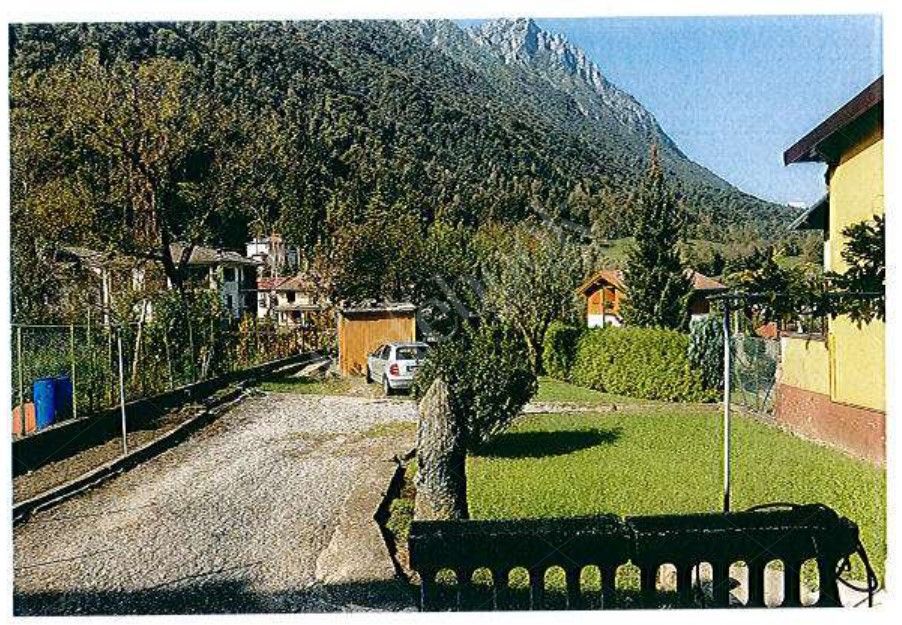 corrispondente al lotto 5 lettere A, B e D della perizia del 13/02/2019 depositata nell'es. r.g.n. 57/2018 (+162/2024)pagine 36, 37, 46, 47, 48, 52, 53, 54, 55, 64, 65 e 66).Piena Propriet�. CORTENOVA (LC), Sez.CORTENOVA, Via Alessandro Volta n. 17, appartamento al p.1, composto da cucina, soggiorno, 2 camere, disimpegno, bagno e 2 terrazzi; con annessi 2 locali ad uso ripostiglio al p.T; box auto al p.T; appezzamento di terreno antistante il fabbricato in cui si trovano le unit� immobiliare sopra descritte