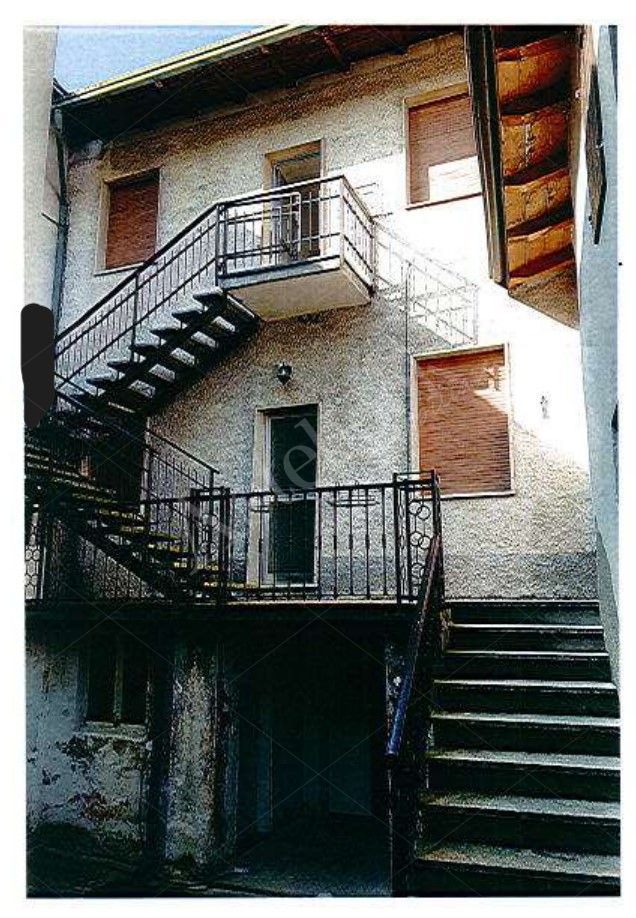 corrispondente al lotto 5 lettere A, B e D della perizia del 13/02/2019 depositata nell'es. r.g.n. 57/2018 (+162/2024)pagine 36, 37, 46, 47, 48, 52, 53, 54, 55, 64, 65 e 66).Piena Propriet�. CORTENOVA (LC), Sez.CORTENOVA, Via Alessandro Volta n. 17, appartamento al p.1, composto da cucina, soggiorno, 2 camere, disimpegno, bagno e 2 terrazzi; con annessi 2 locali ad uso ripostiglio al p.T; box auto al p.T; appezzamento di terreno antistante il fabbricato in cui si trovano le unit� immobiliare sopra descritte