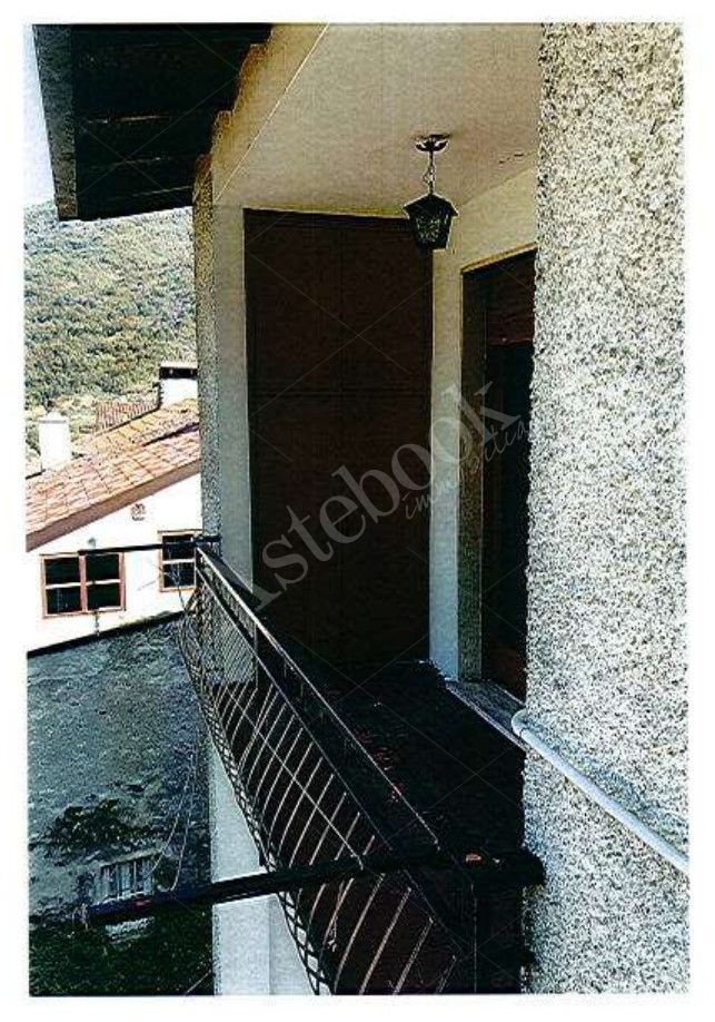 (corrispondente al lotto 5 lettere C e F della perizia datata 13 febbraio 2019 depositata nell'es. r.g.n. 57/2018 (+162/2024)-pagine 36, 37, 38, 58, 59, 60, 61, 71, 72 e 73).Piena Propriet�.In Comune di CORTENOVA (LC), Sezione di CORTENOVA, Via Alessandro Volta n. 17, appartamento al piano secondo, composto da ingresso/disimpegno, cucina, soggiorno, due camere, disimpegno, bagno e due terrazzi; con annesso locale ad uso ripostiglio al piano terra; locale ad uso deposito al piano terra.