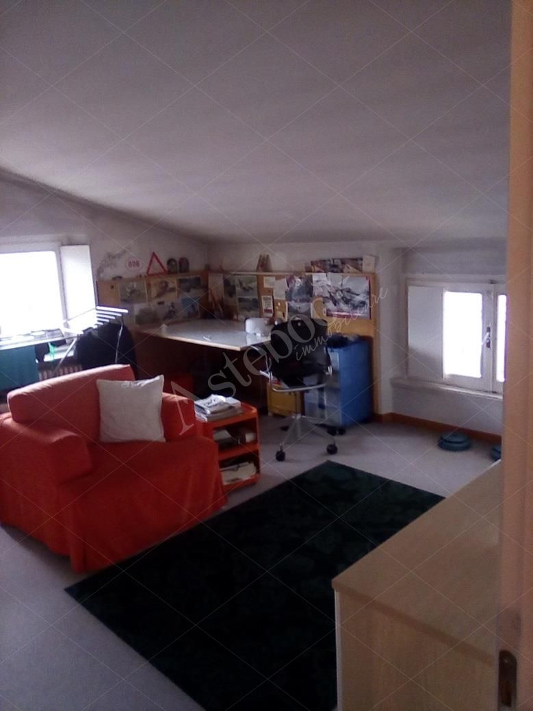 Appartamento al settimo piano con box auto in Lecco