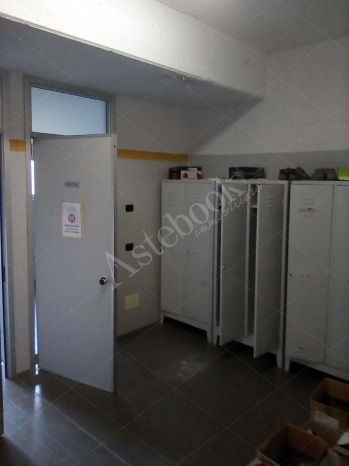 Complesso immobiliare costituito da due capannoni industriali con area esterna in Valmadrera
