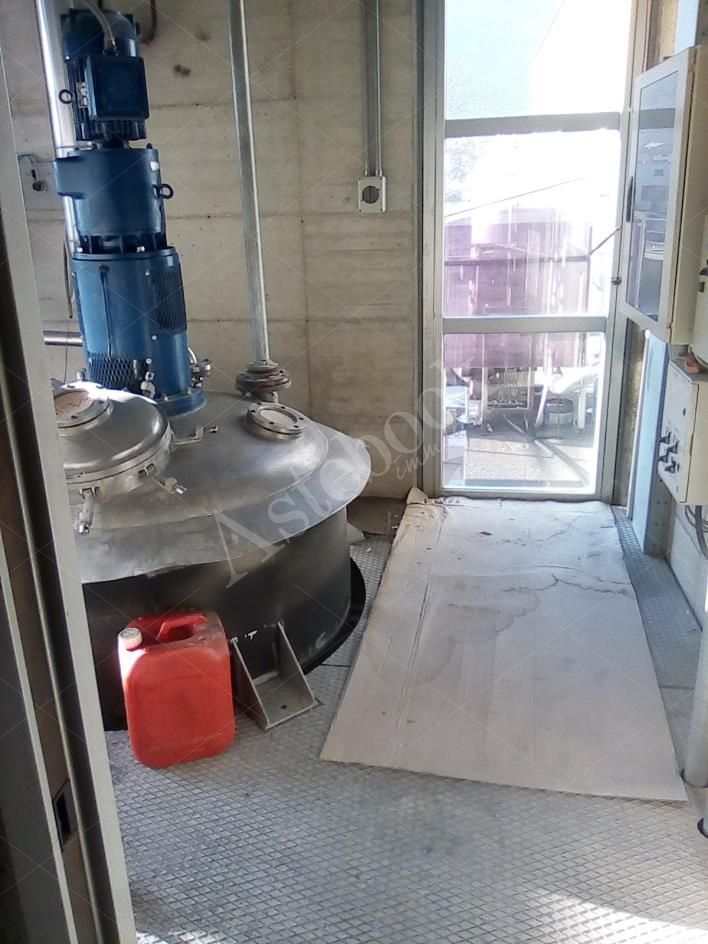 Complesso immobiliare costituito da due capannoni industriali con area esterna in Valmadrera