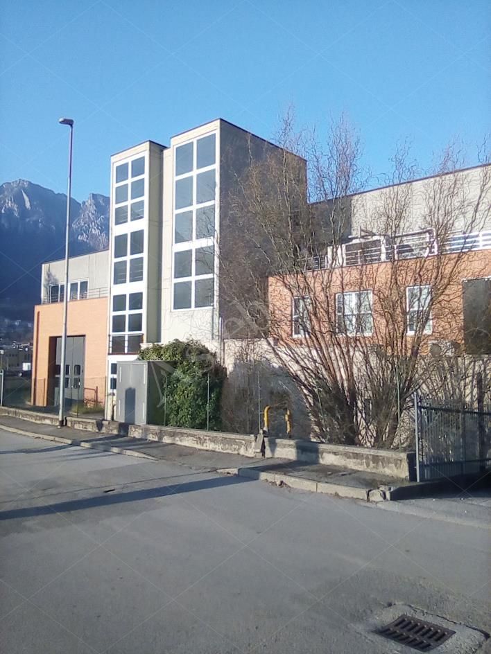 Complesso immobiliare costituito da due capannoni industriali con area esterna in Valmadrera