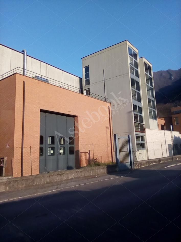 Complesso immobiliare costituito da due capannoni industriali con area esterna in Valmadrera