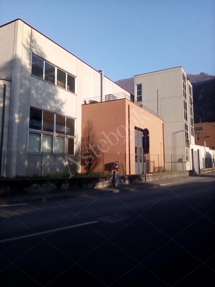Complesso immobiliare costituito da due capannoni industriali con area esterna in Valmadrera