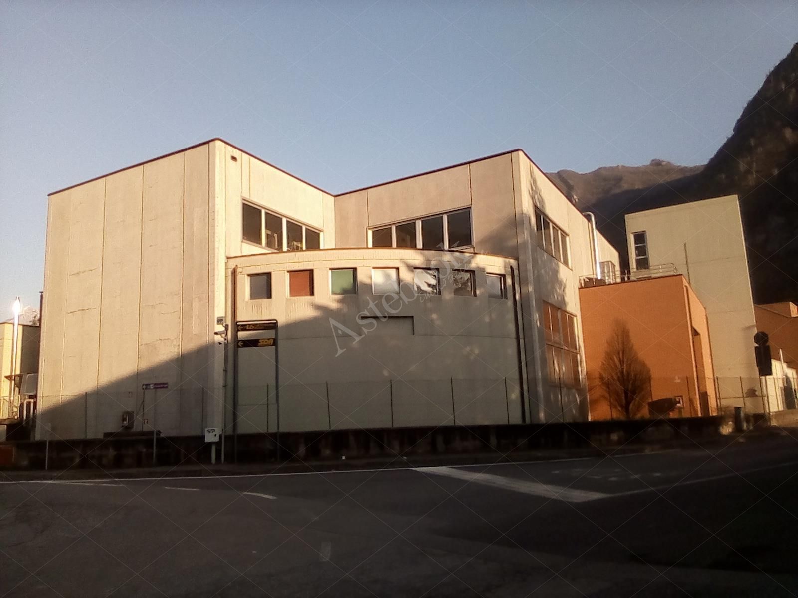Complesso immobiliare costituito da due capannoni industriali con area esterna in Valmadrera