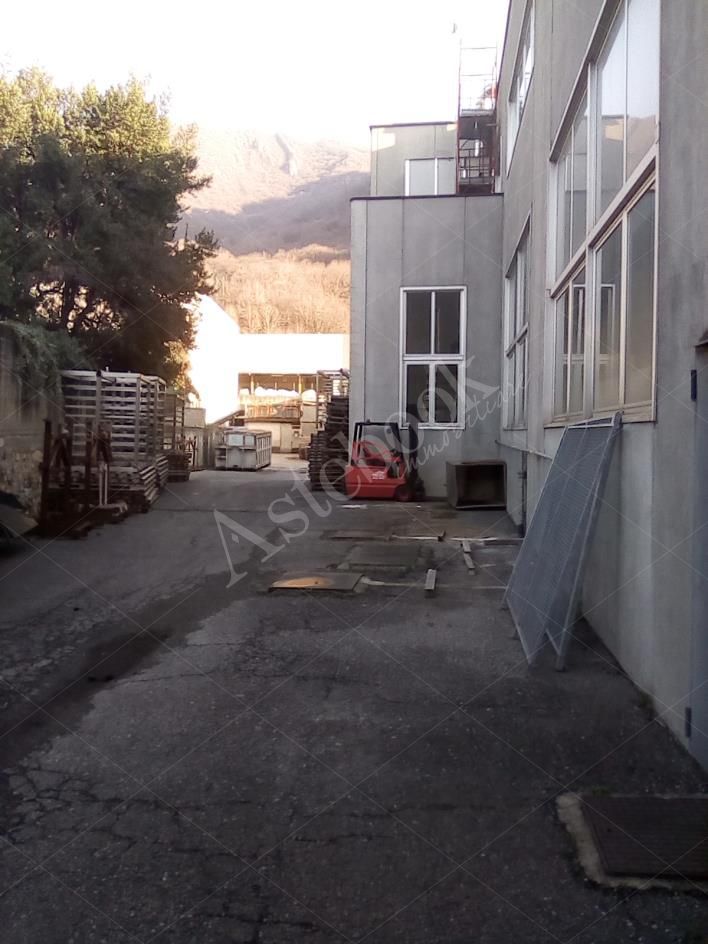 Complesso immobiliare costituito da due capannoni industriali con area esterna in Valmadrera