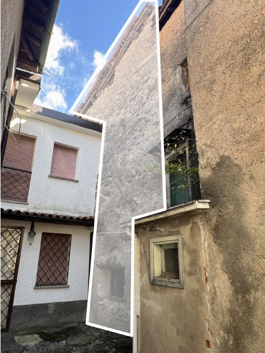 intera e piena propriet� di porzione di fabbricato da cielo a terra, realizzato in aderenza ad altri stabili, disposto su tre livelli della superficie commerciale di 120,38 mq, composto da un locale ingresso, da cui si accede ad un ampio locale oltre ad un piccolo w.c. al piano terra; tramite scala interna in muratura si accede al piano primo ove trovano ubicazione un ampio locale ed un altro w.c.; tramite scala in legno si accede ad un disimpegno/ingresso da cui si accede ad altro locale.