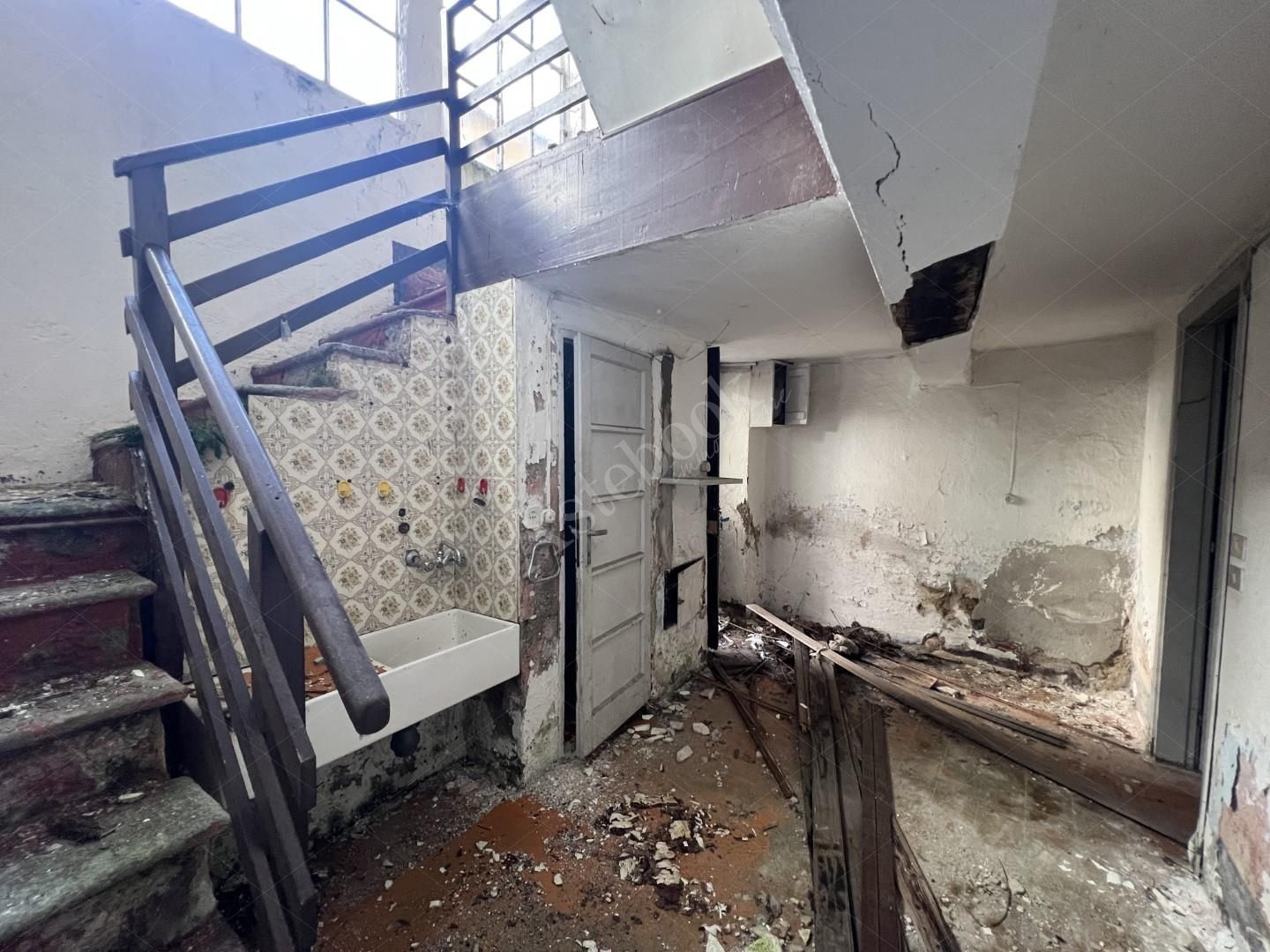 intera e piena propriet� di porzione di fabbricato da cielo a terra, realizzato in aderenza ad altri stabili, disposto su tre livelli della superficie commerciale di 120,38 mq, composto da un locale ingresso, da cui si accede ad un ampio locale oltre ad un piccolo w.c. al piano terra; tramite scala interna in muratura si accede al piano primo ove trovano ubicazione un ampio locale ed un altro w.c.; tramite scala in legno si accede ad un disimpegno/ingresso da cui si accede ad altro locale.