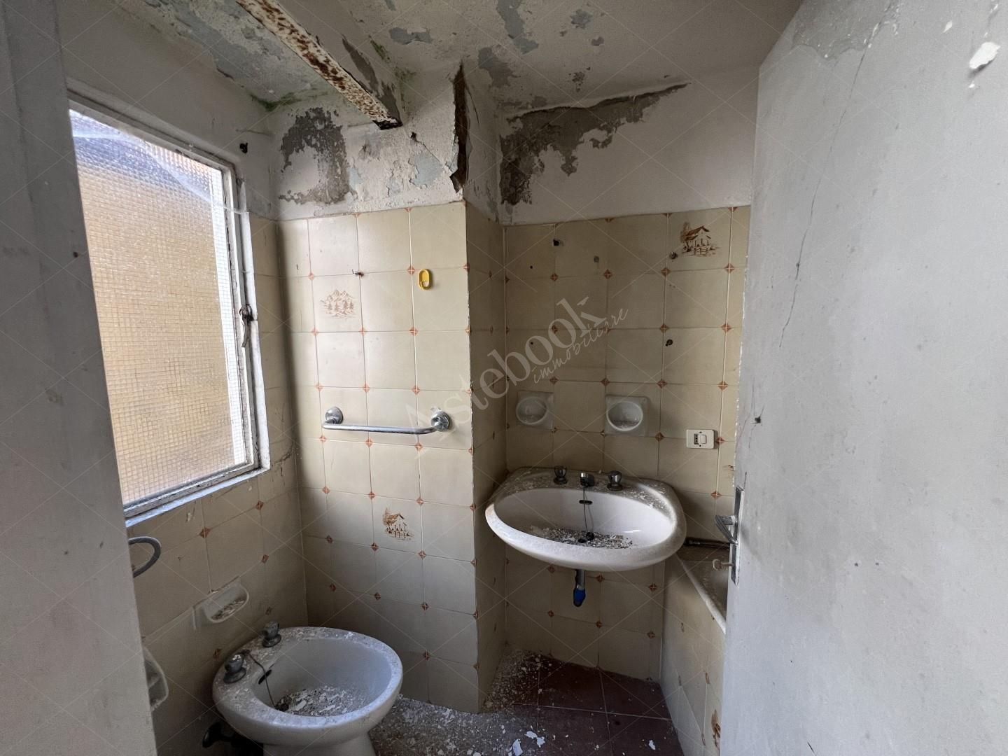 intera e piena propriet� di porzione di fabbricato da cielo a terra, realizzato in aderenza ad altri stabili, disposto su tre livelli della superficie commerciale di 120,38 mq, composto da un locale ingresso, da cui si accede ad un ampio locale oltre ad un piccolo w.c. al piano terra; tramite scala interna in muratura si accede al piano primo ove trovano ubicazione un ampio locale ed un altro w.c.; tramite scala in legno si accede ad un disimpegno/ingresso da cui si accede ad altro locale.