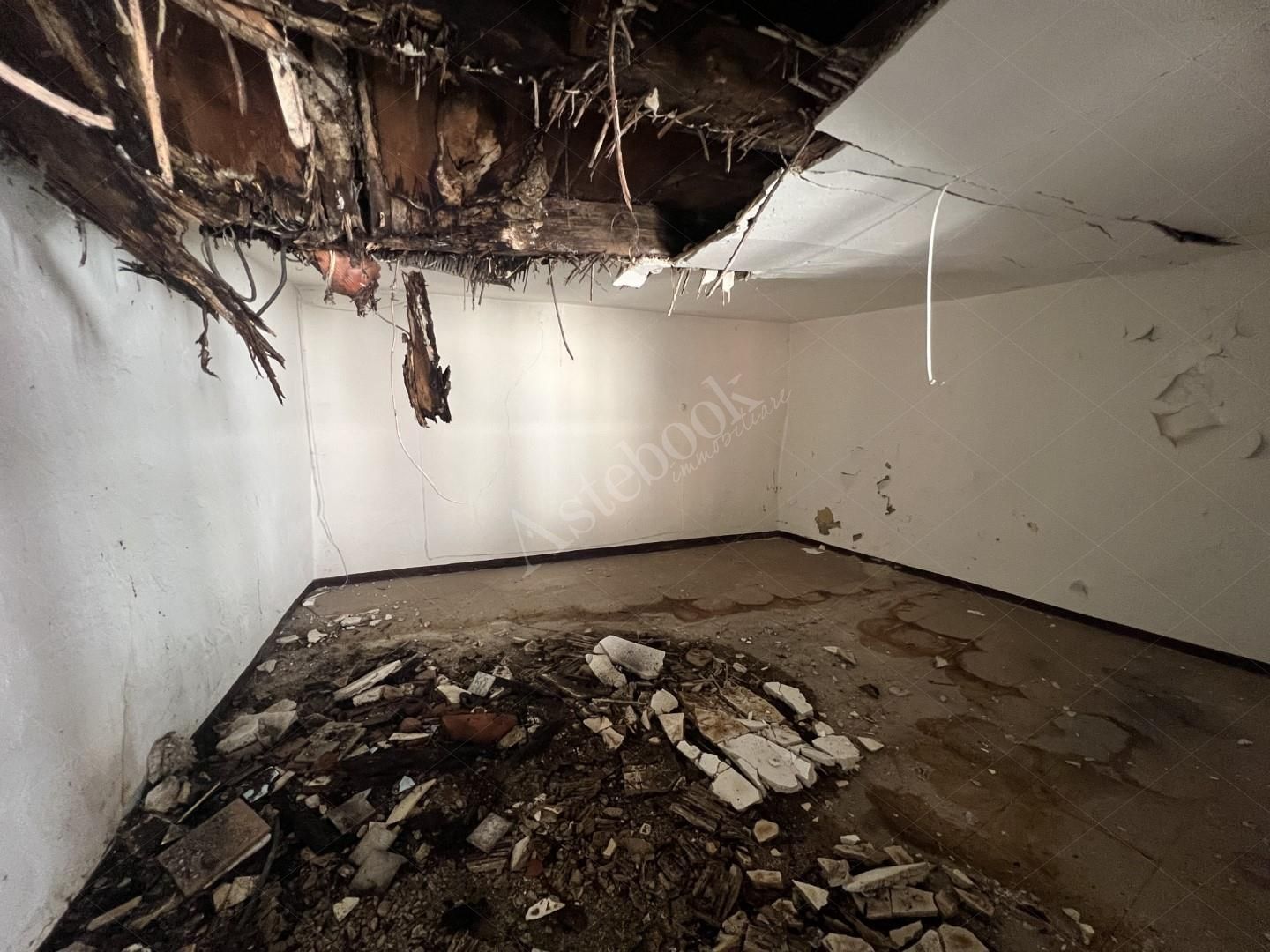 intera e piena propriet� di porzione di fabbricato da cielo a terra, realizzato in aderenza ad altri stabili, disposto su tre livelli della superficie commerciale di 120,38 mq, composto da un locale ingresso, da cui si accede ad un ampio locale oltre ad un piccolo w.c. al piano terra; tramite scala interna in muratura si accede al piano primo ove trovano ubicazione un ampio locale ed un altro w.c.; tramite scala in legno si accede ad un disimpegno/ingresso da cui si accede ad altro locale.
