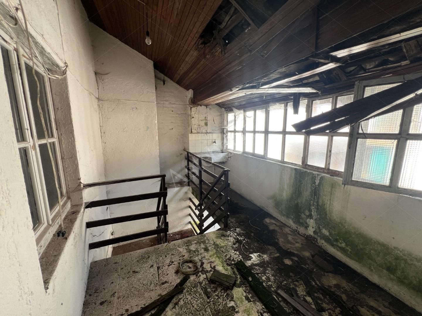 intera e piena propriet� di porzione di fabbricato da cielo a terra, realizzato in aderenza ad altri stabili, disposto su tre livelli della superficie commerciale di 120,38 mq, composto da un locale ingresso, da cui si accede ad un ampio locale oltre ad un piccolo w.c. al piano terra; tramite scala interna in muratura si accede al piano primo ove trovano ubicazione un ampio locale ed un altro w.c.; tramite scala in legno si accede ad un disimpegno/ingresso da cui si accede ad altro locale.