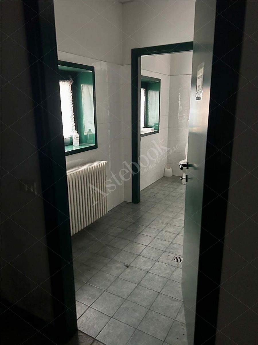 Capannone su due livelli con terreno ed impianto fotovoltaico in Taceno