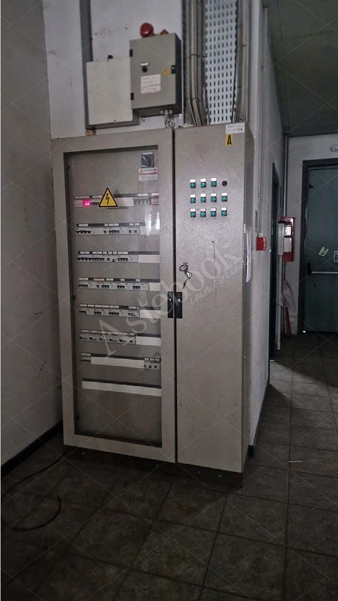 Capannone su due livelli con terreno ed impianto fotovoltaico in Taceno