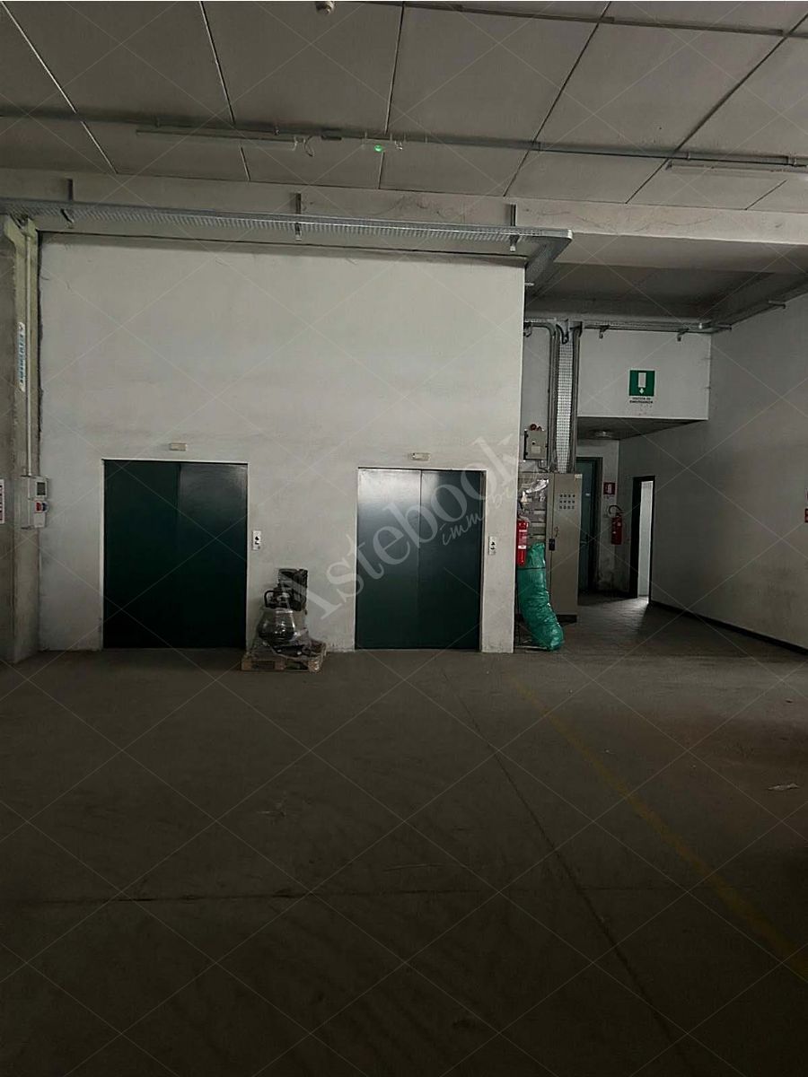 Capannone su due livelli con terreno ed impianto fotovoltaico in Taceno