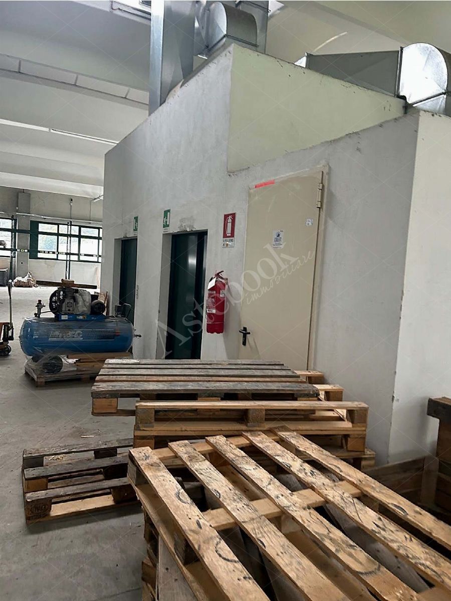 Capannone su due livelli con terreno ed impianto fotovoltaico in Taceno