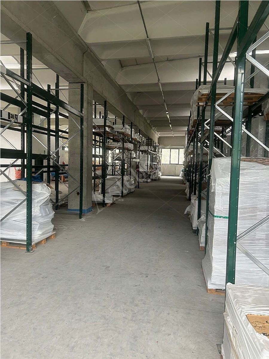 Capannone su due livelli con terreno ed impianto fotovoltaico in Taceno