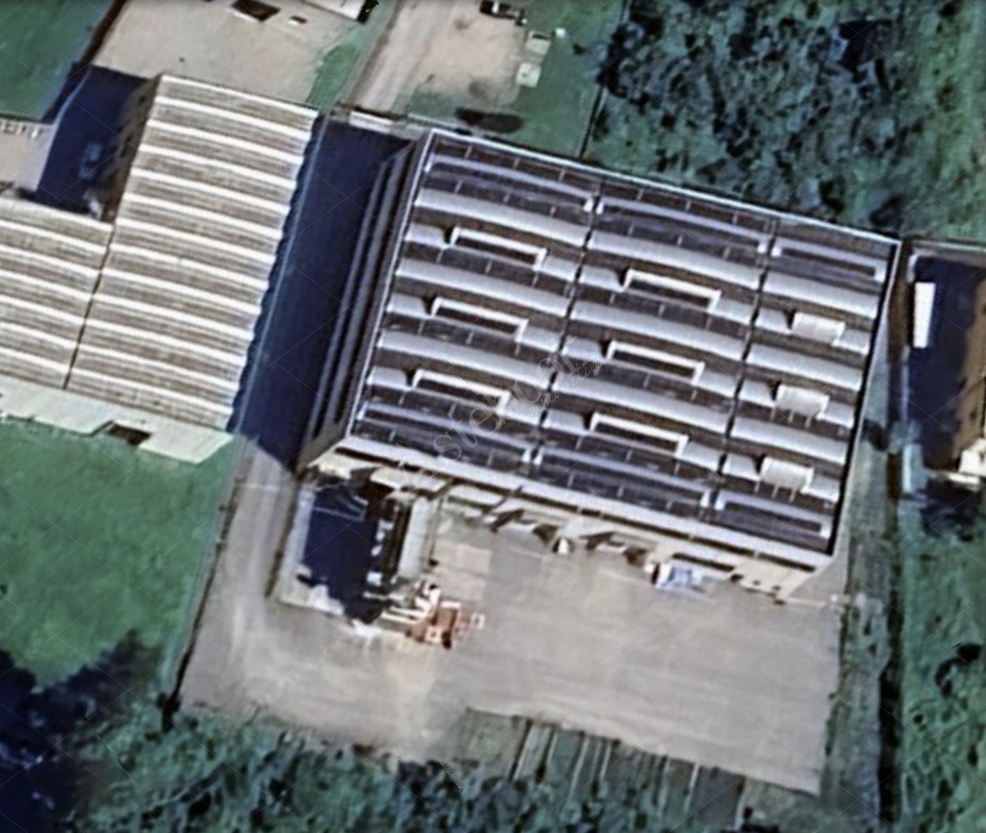 Capannone su due livelli con terreno ed impianto fotovoltaico in Taceno