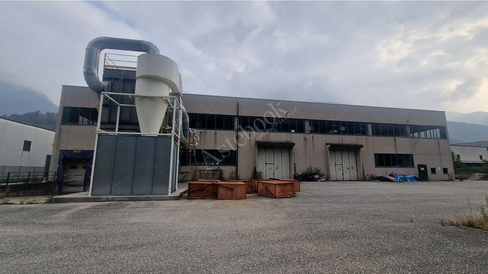 Capannone su due livelli con terreno ed impianto fotovoltaico in Taceno